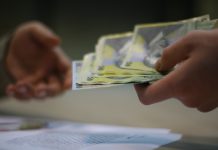Taierea salariilor bugetarilor lovește sectorul privat? Va arde de glume?