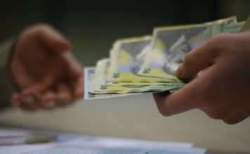 Taierea salariilor bugetarilor lovește sectorul privat? Va arde de glume?