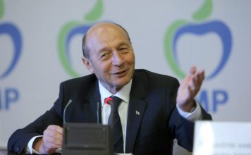Basescu apare pe insemnele electorale ale PD-L
