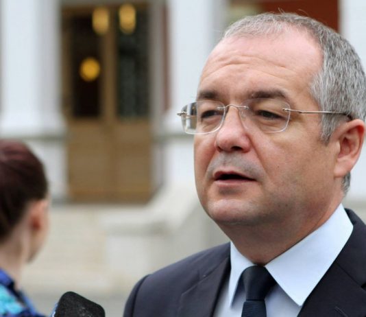 Seres: “Boc este o carpa si o marioneta”
