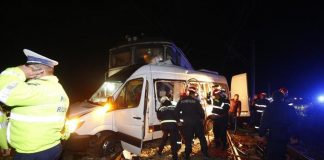 ACCIDENT DE TREN. 13 MORTI si 3 raniti, dupa ce un microbuz a fost lovit de tren la Scanteia