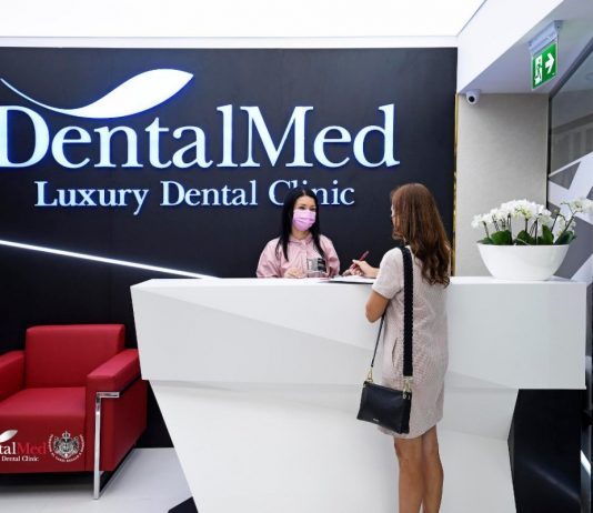 Aparat dentar Invisalign: ce este, cum funcționează și când este indicat